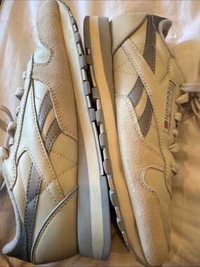 LIKE NEW! Reissued REEBOK Reserve Distressed Leather Women’s Sneakers Sz 5.5